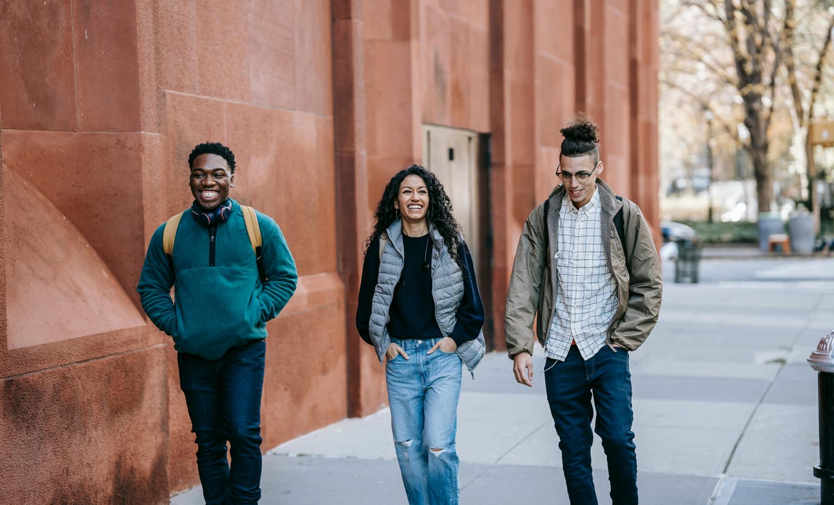 Jóvenes caminando para llegar a su escuelar para aprender inglés en el extranjero.