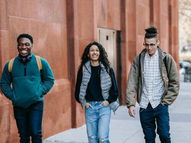 Jóvenes caminando para llegar a su escuelar para aprender inglés en el extranjero.