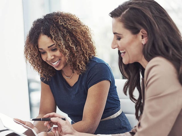 Mujeres disfrutado de los descargables en inglés