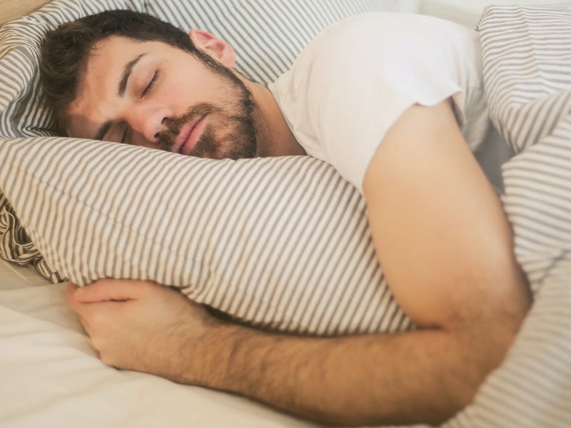 Hombre después de recibir las buenas noches