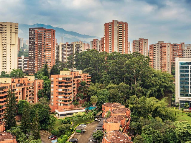 Centro_de_idiomas_en_El_Poblado_Medellín.jpg