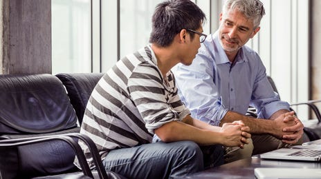 Hombres hablando sobre el liderazgo empresarial