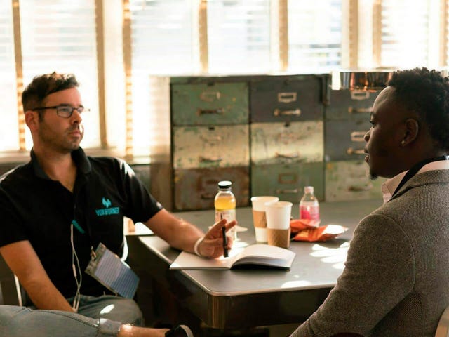 Conversación entre dos personas en una entrevista o asesoría, ideal para ilustrar sesiones uno a uno en inglés empresarial o clases personalizadas Berlitz