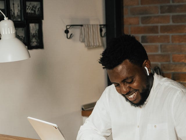 Hombre Autoestudio en francés