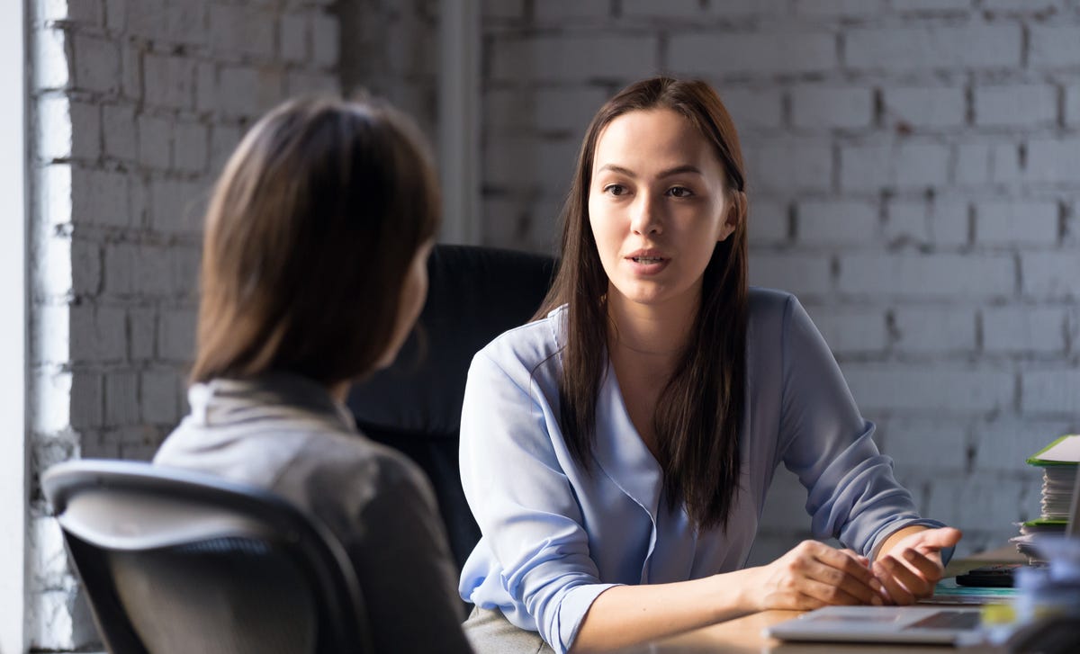 Mujer practicando su pronunciación en francés