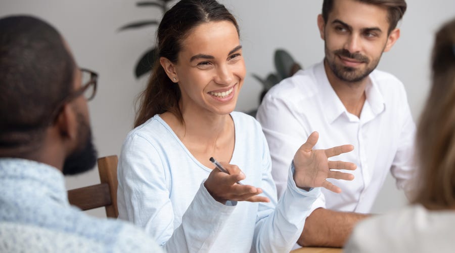 Estudiantes practicando la pronunciación en inglés