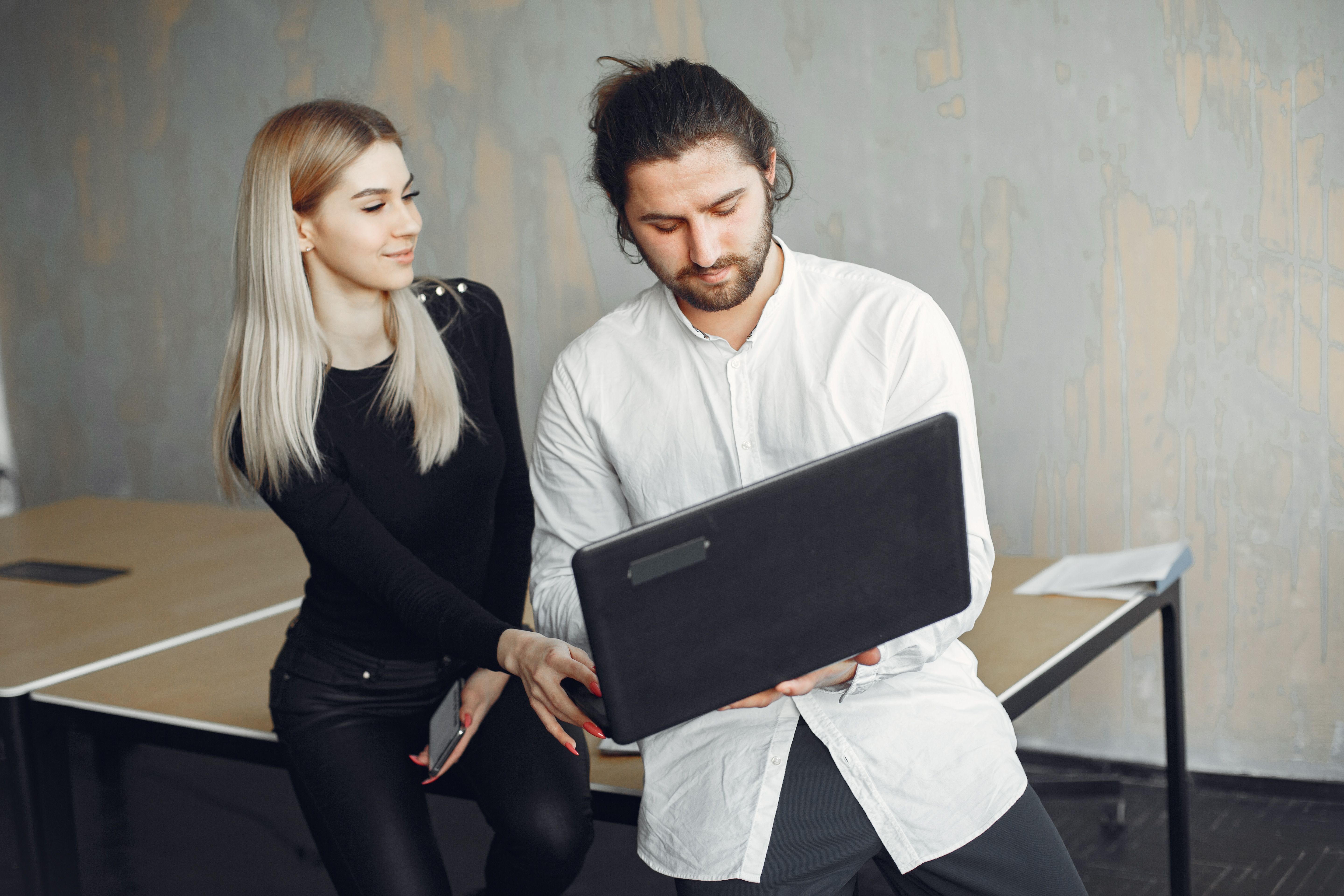 Dos adultos estudiando idiomas con la inteligencia artificial para lograr fluidez.
