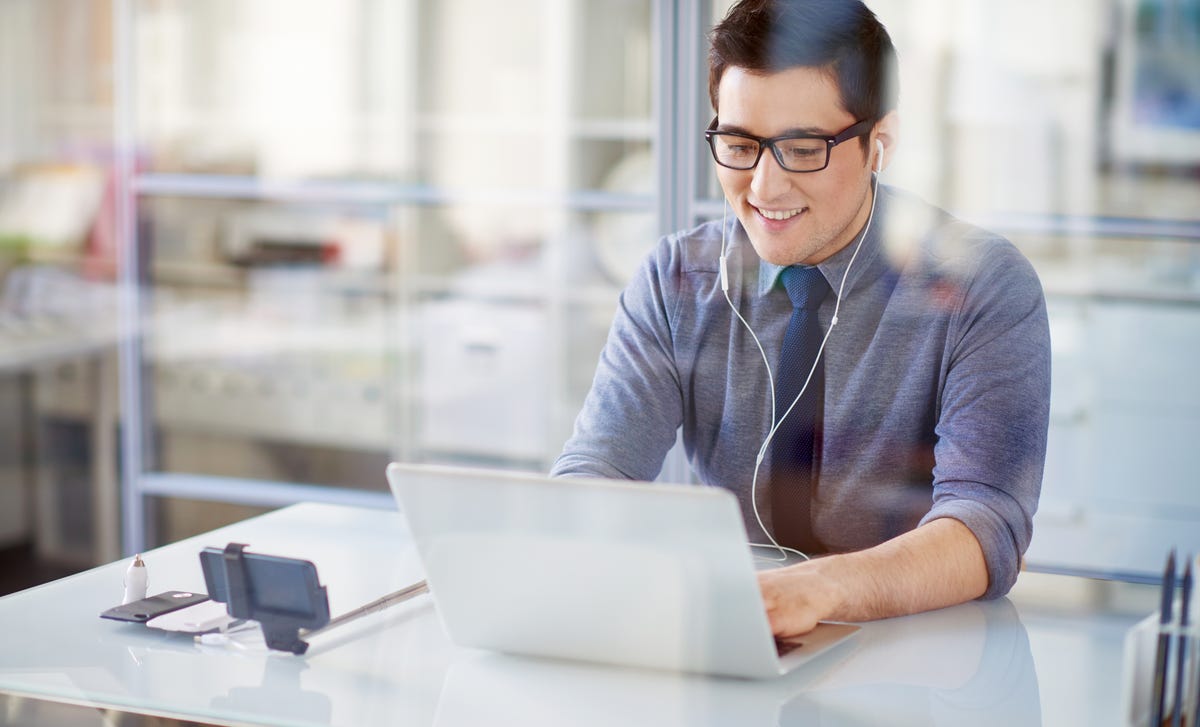 Hombre en un DataCenter