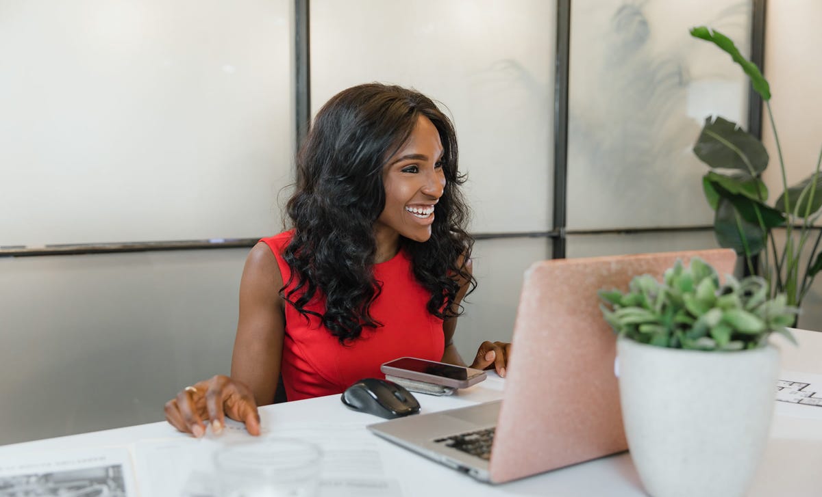 Mujer con objetivos de una empresa