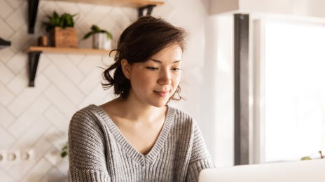 Mujer aprendiendo inglés rápido con Berlitz
