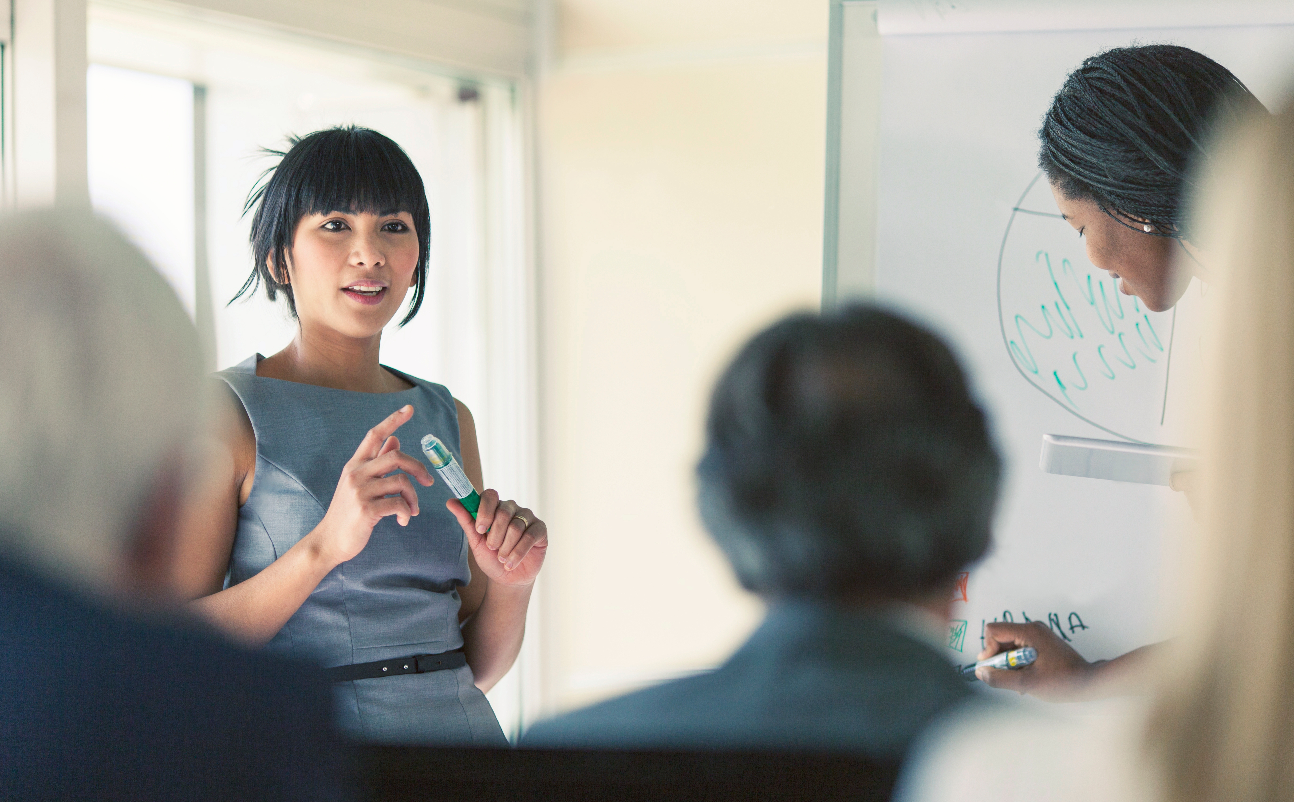 Mujer en cursos de inglés en Cali