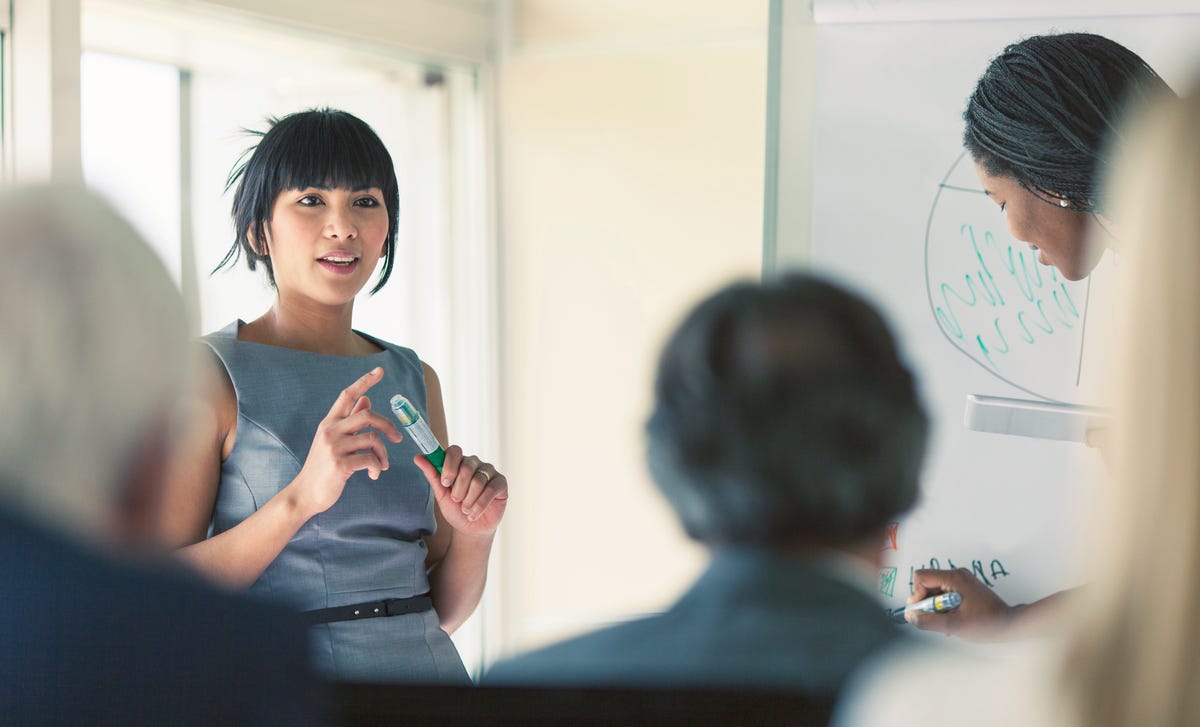 Mujer en cursos de inglés en Cali