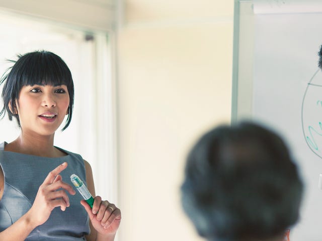Mujer en cursos de inglés en Cali