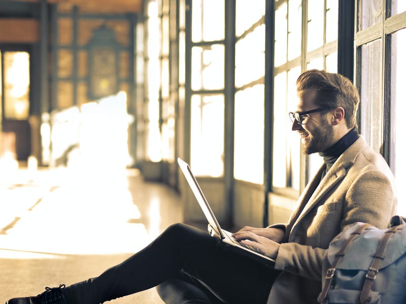 Hombre aprendiendo el idioma italiano en el computador