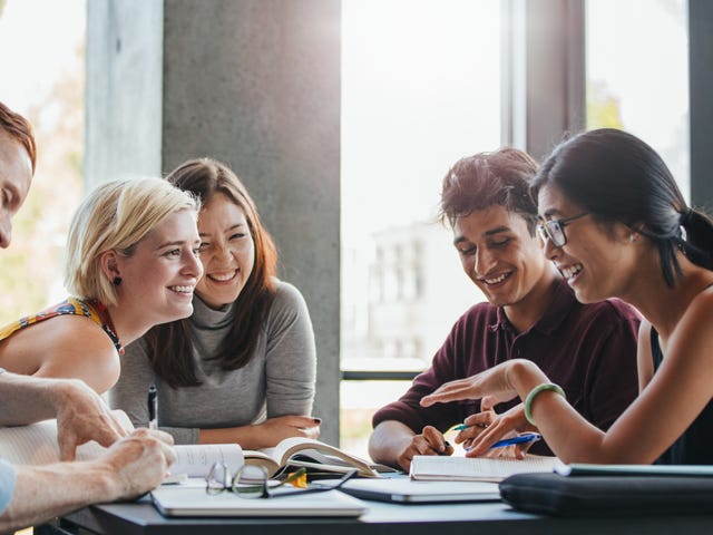 Amigos estudiando idiomas