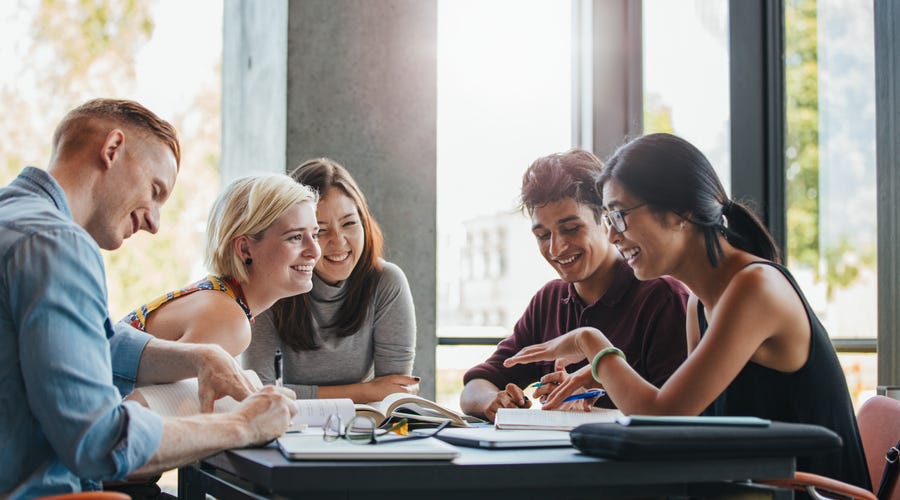 Amigos estudiando idiomas