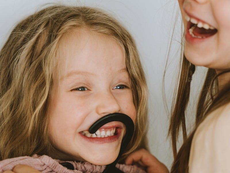 Dos niñas bromeando felices en el April Fool's Day.