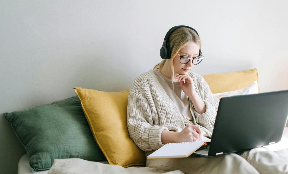 Curso en línea con profesor en vivo y workshops presenciales