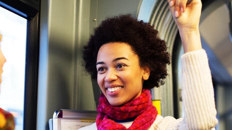 Mujer interesada en aprender inglés con los cursos de Berlitz. Ideal para quienes buscan mejorar su nivel de inglés desde cualquier lugar.