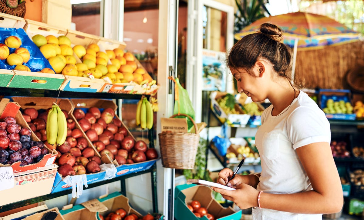 Mujer practicando portugués para principiantes