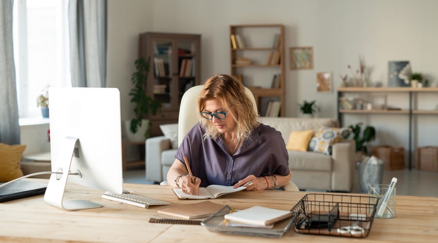 mujer que quiere aprender alemán