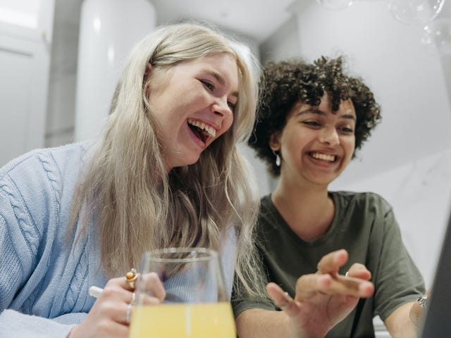 Dos mujeres aprendiendo el calendario en portugués 2023