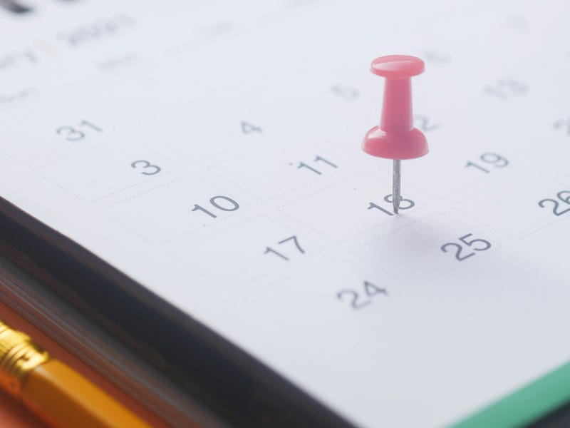 Calendario de una oficina con fechas en inglés.