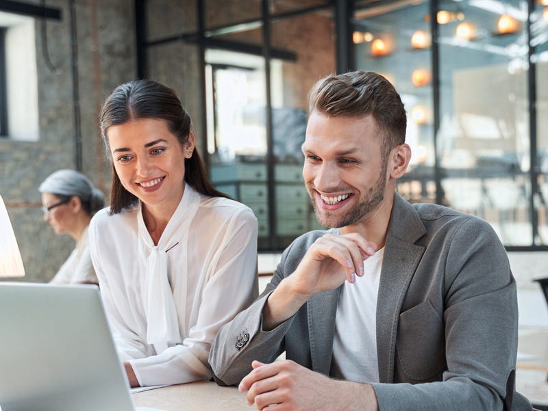 Hombre estudiando el idioma húngaro