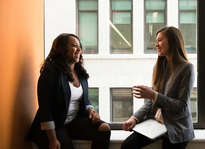 Mujer hablando inglés con una compañera