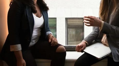 Mujer hablando inglés con una compañera