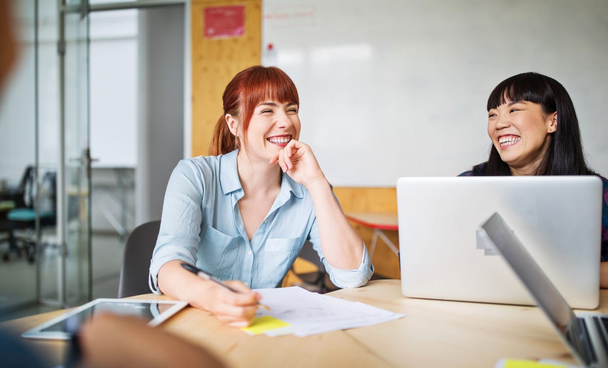 Señora en el curso intensivo de inglés