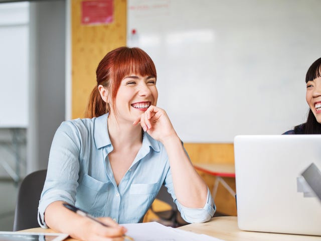 Señora en el curso intensivo de inglés