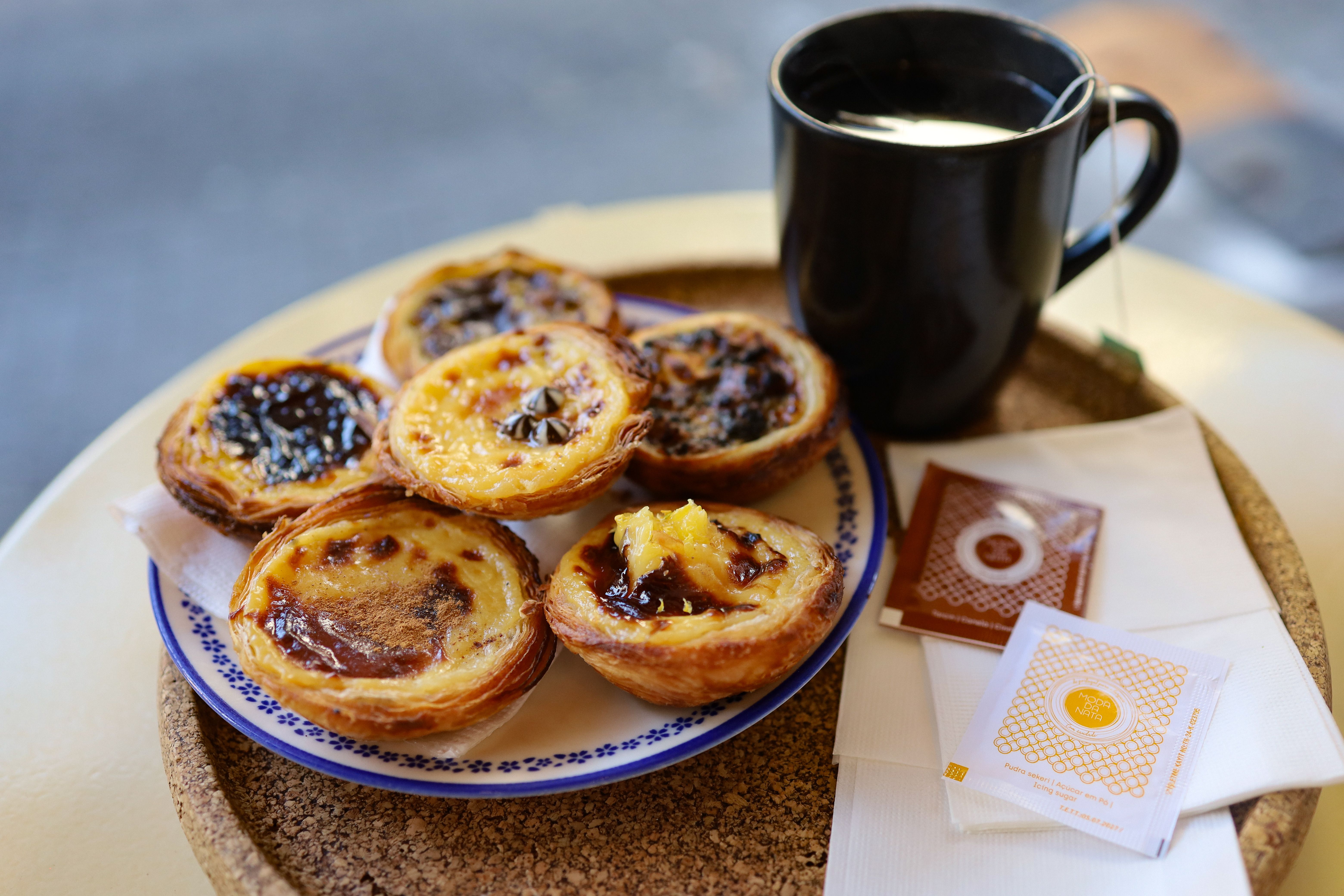 Platillo tradicional de Portugal, pastel de nata, para representar la comida en portugués.