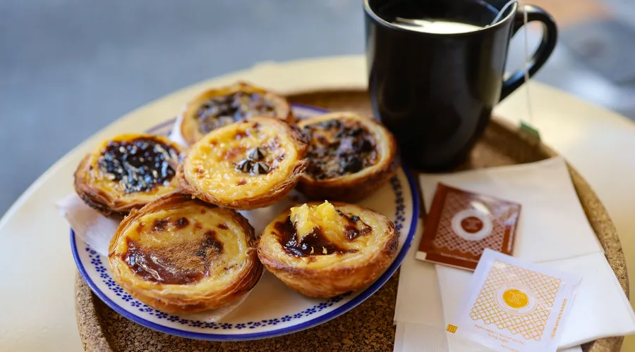 Platillo tradicional de Portugal, pastel de nata, para representar la comida en portugués.