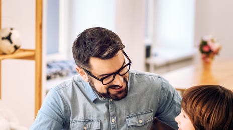 Hombre estudiando portugués para niños y jóvenes
