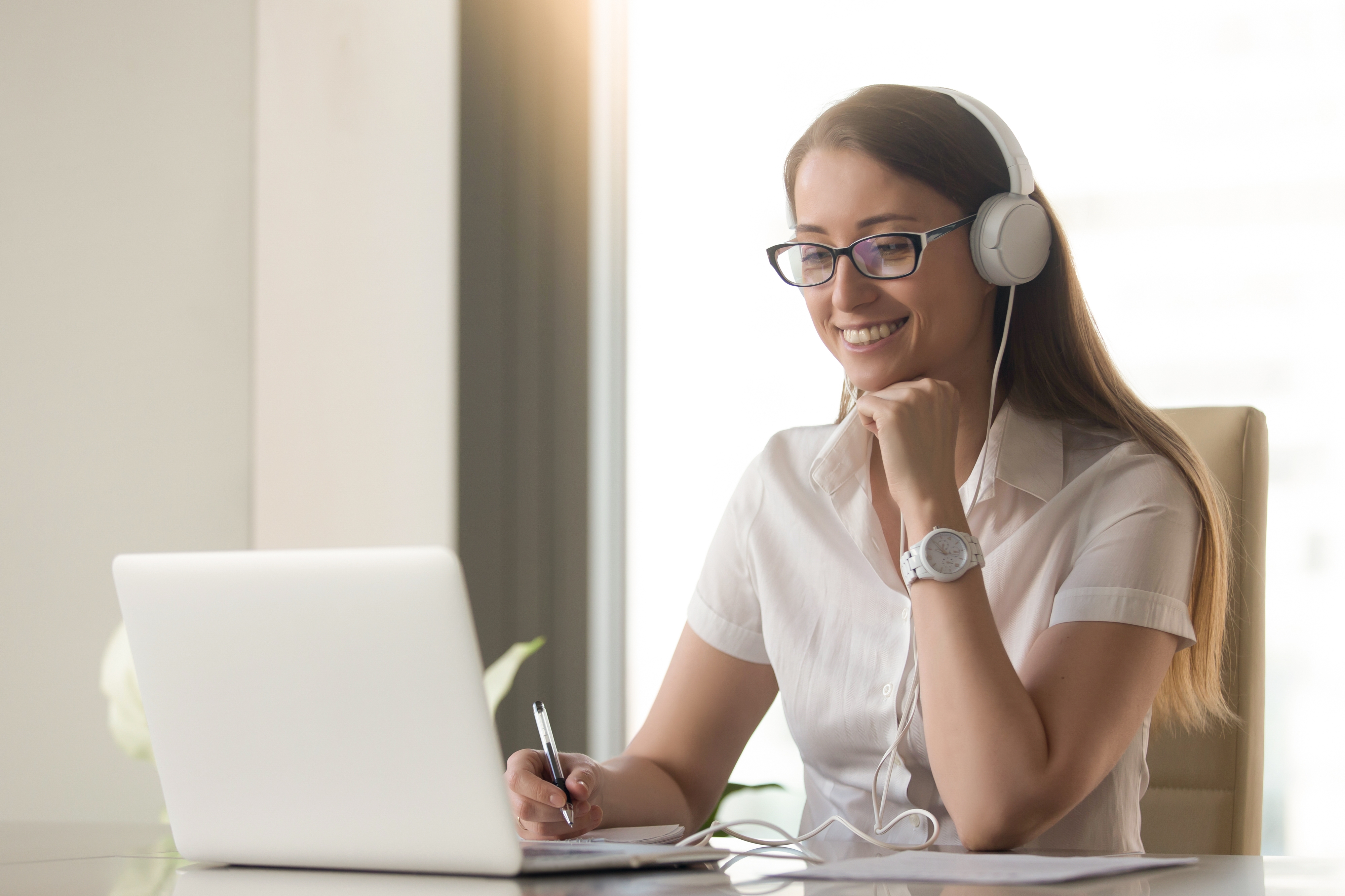 Mujer estudiando en casa