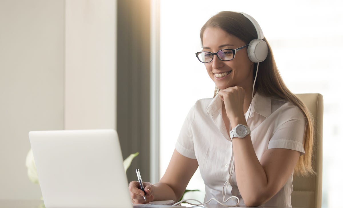 Mujer estudiando en casa