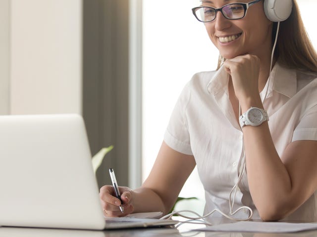 Mujer estudiando en casa