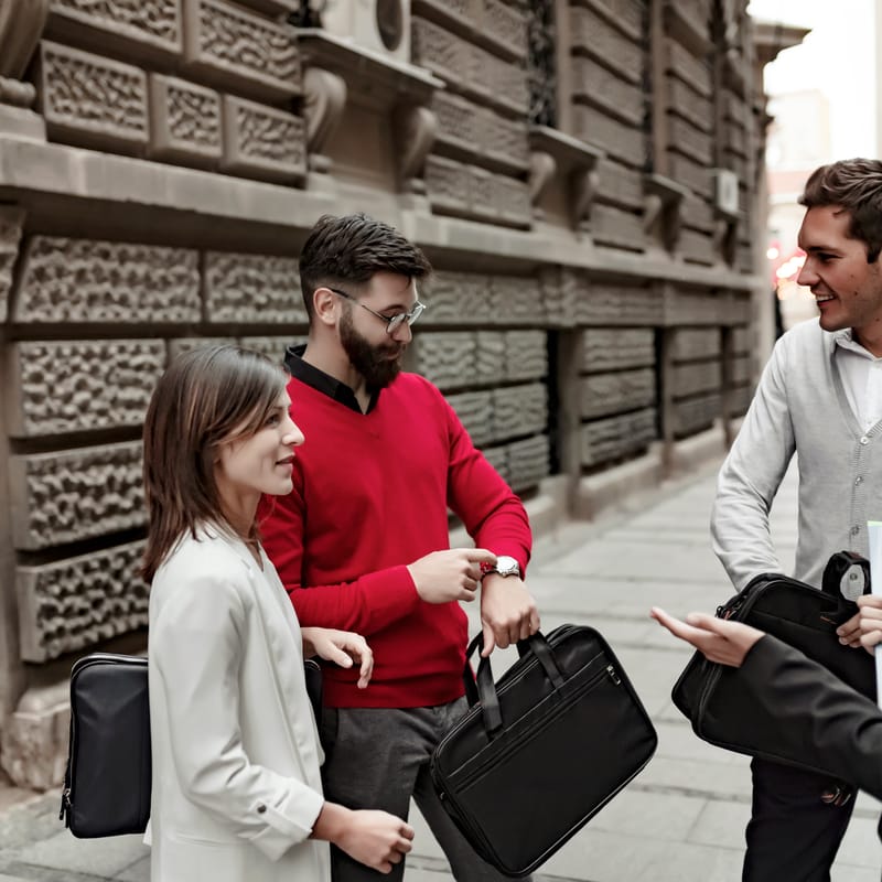 Personas en formación cultural en otro país.