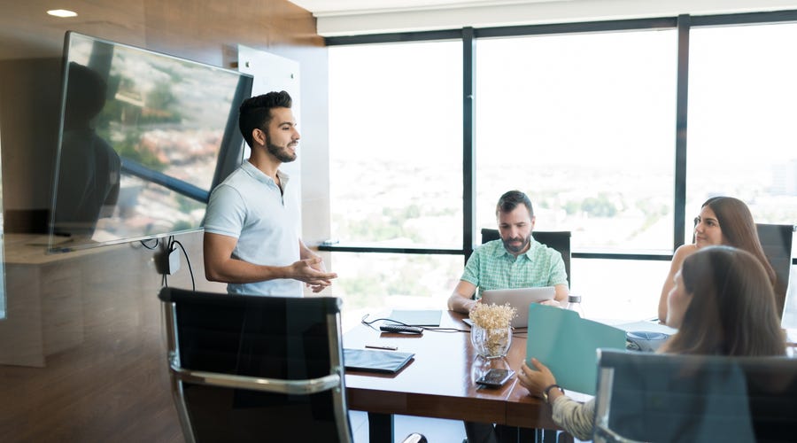 Empresarios en reunión corporativa