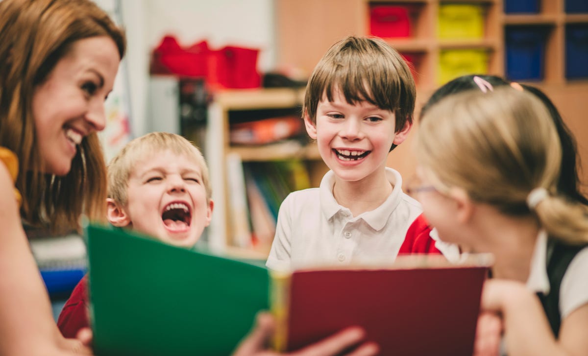 Estudiantes leyendo inglés para niños