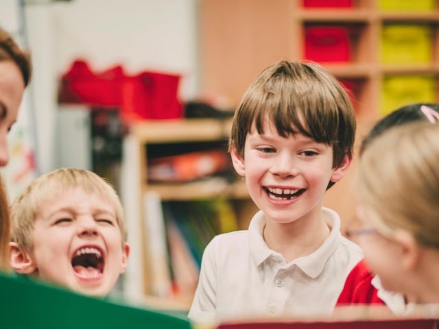Estudiantes leyendo inglés para niños