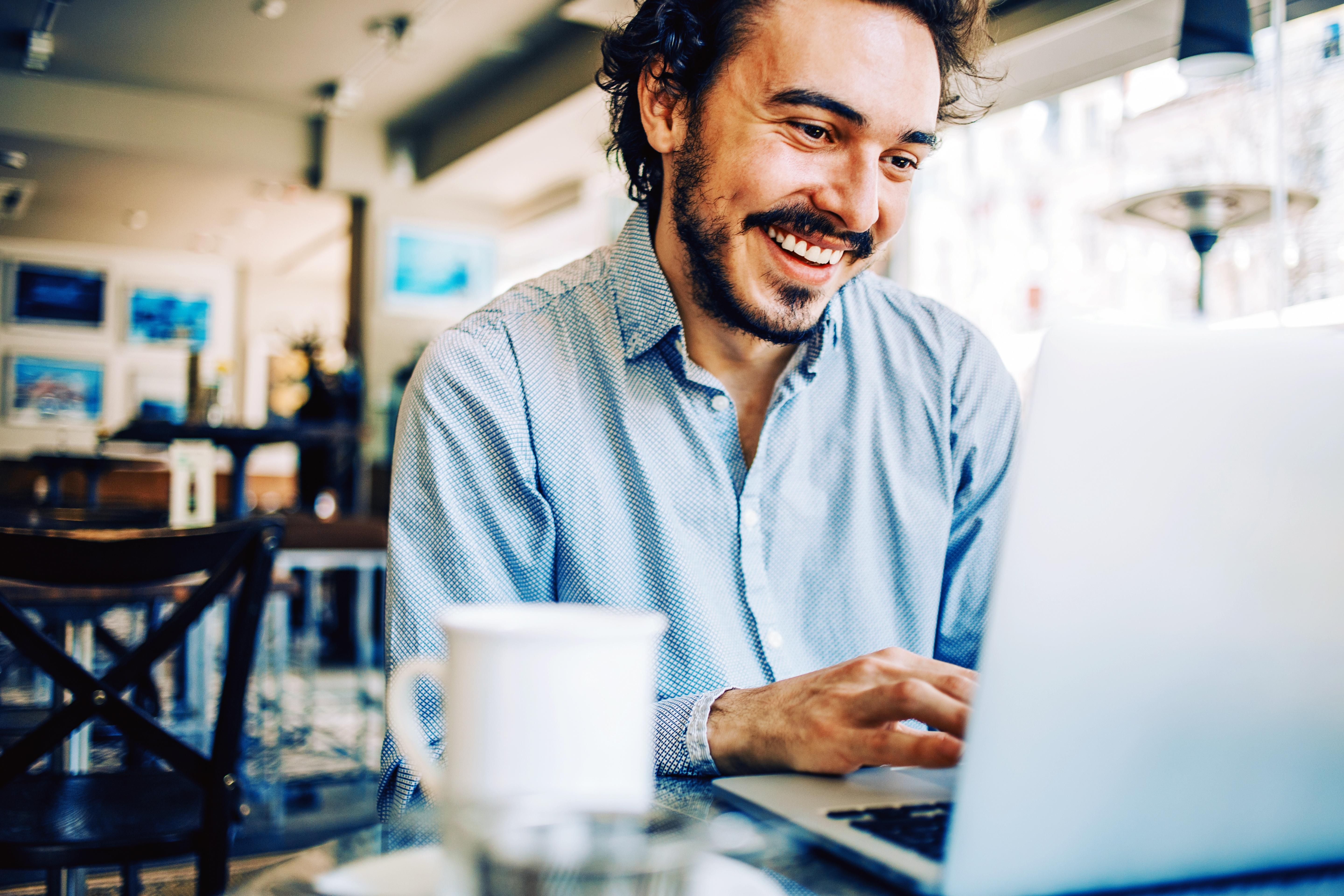 Hombre en CyberTeacher Live Plus autoestudio en plataforma virtual