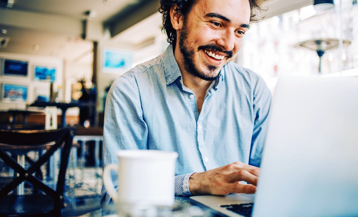 Hombre en CyberTeacher Live Plus autoestudio en plataforma virtual