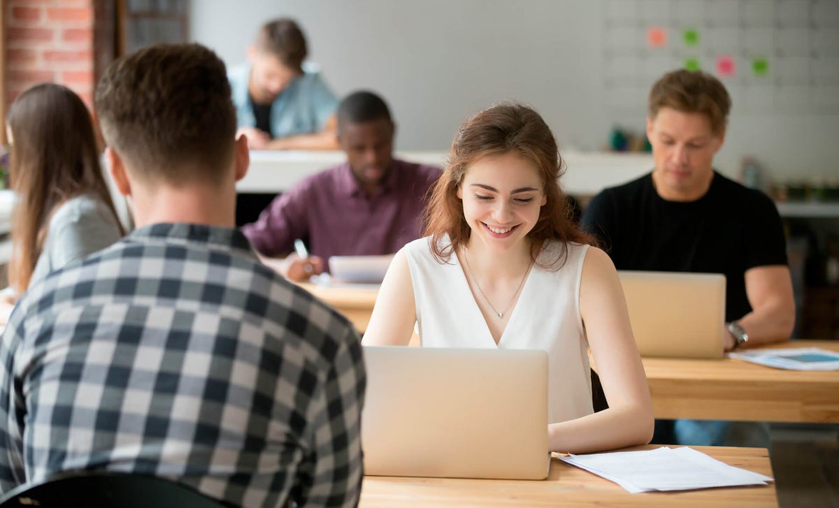 Joven mujer sonriente, recibiendo sus clases de inglés privadas en modalidad online con Bertliz.