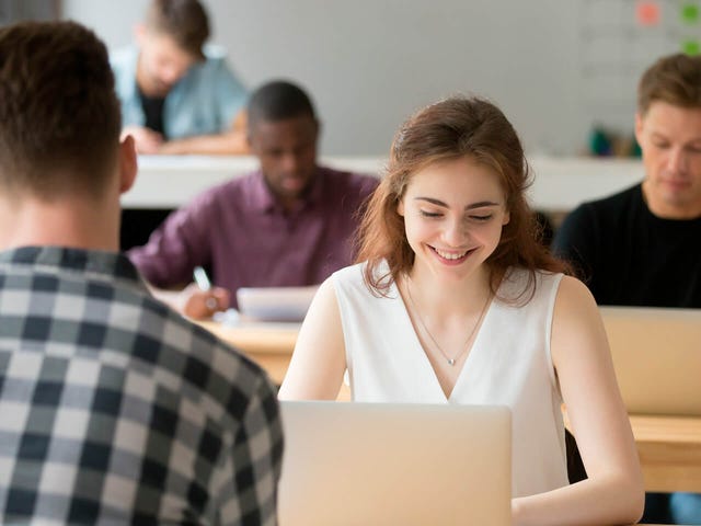 Joven mujer sonriente, recibiendo sus clases de inglés privadas en modalidad online con Bertliz.