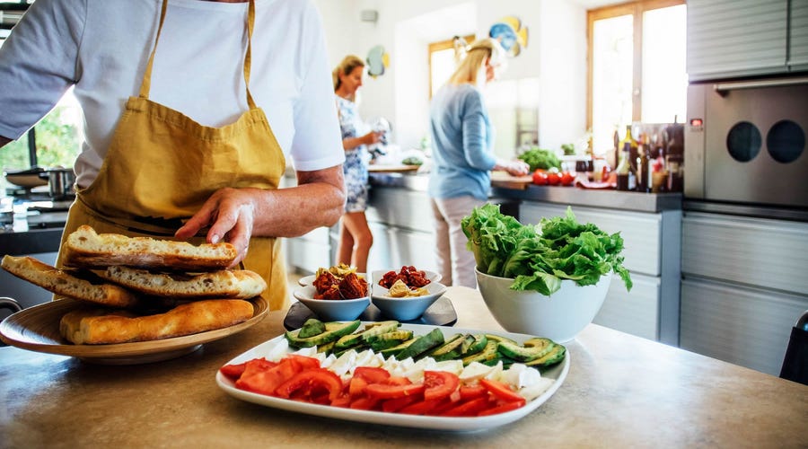 Mujeres aprendiendo a cocinar en inglés