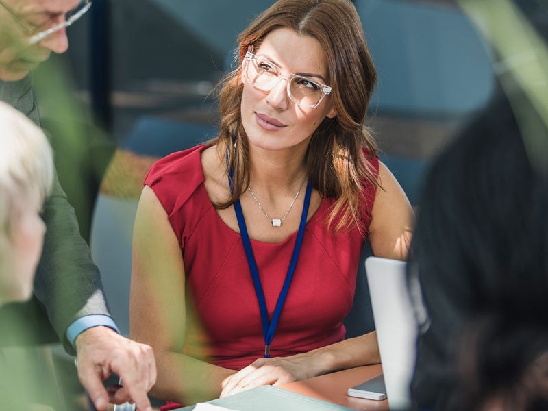 Mujer diciendo que saber inglés te permite avanzar en tu carrera