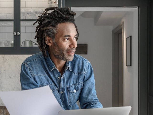 Hombre estudiando inglés online desde casa con Cyberteachers, método de autoestudio de Berlitz. Ideal para profesionales que aprenden a su ritmo.