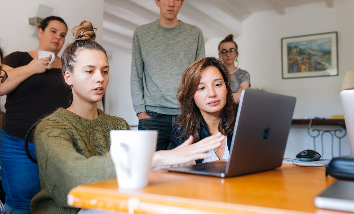 Personas mostrando el ambiente laboral